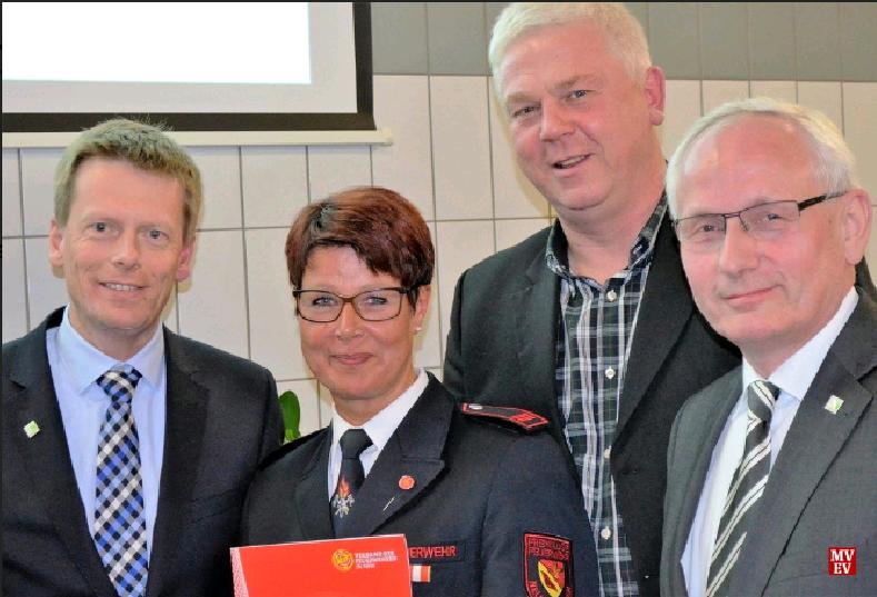 40 Jahre Mitglied in der Freiwilligen Feuerwehr ist Jutta ten Winkel. Es gratulierten ihre Fraktionskollegen von der CDU (v. l.), Nico von Royen, Herbert Albers, und Franz Möllering.
